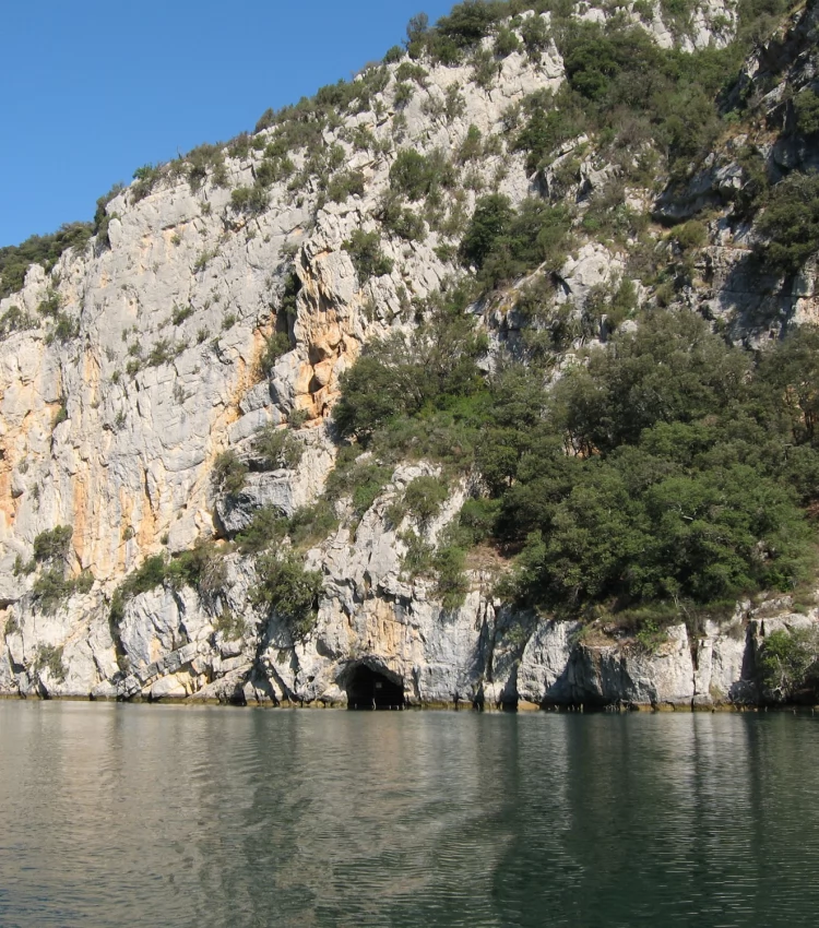 To discover in the course of gorges